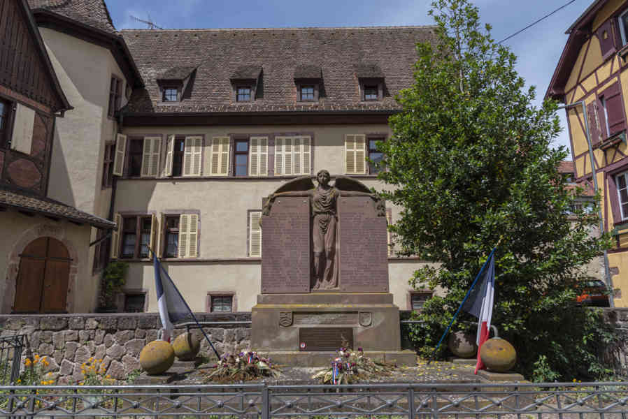 Francia - Alsacia 333 - Riquewihr - monumento la Villa de Riquewihr a sus Hijos Caídos el las Guerras.jpg
